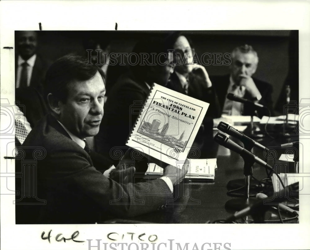 1987 Press Photo Mayor George Voinovich with the financial plan - cva45224 - Historic Images