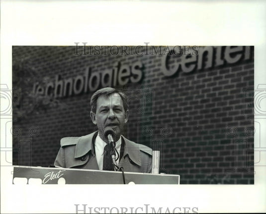 1988 Press Photo Cleveland Mayor George Voinovich at the Tri C press conference - Historic Images