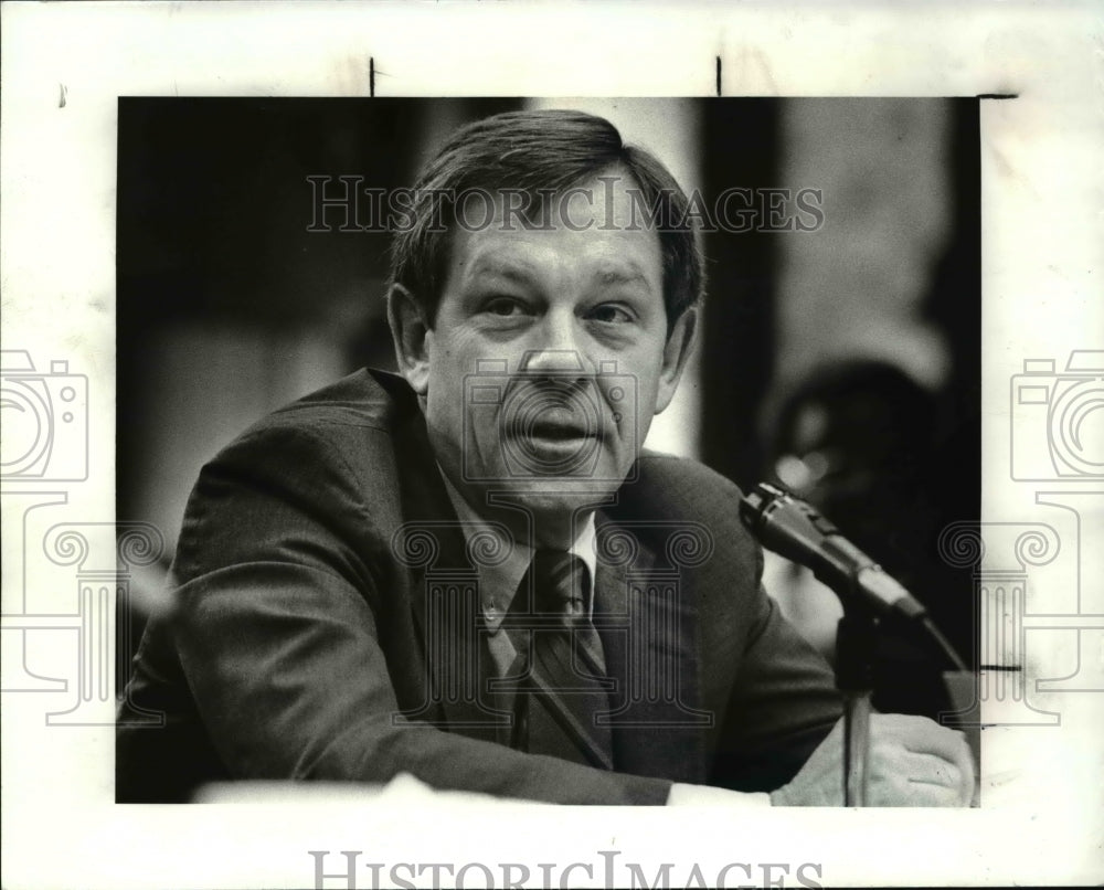 1988 Press Photo  Cleveland Mayor George Voinovich at the budget meeting - Historic Images