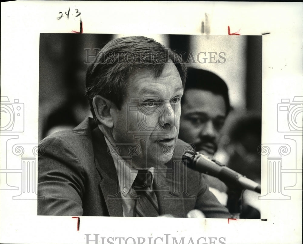 1988 Press Photo Cleveland Mayor George Voinovich at the budget meeting - Historic Images