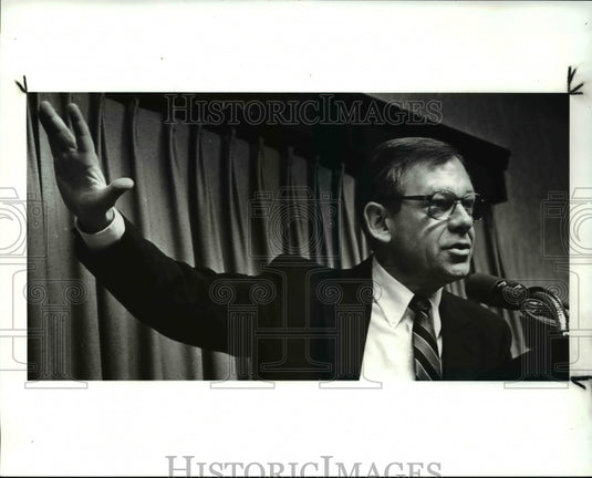 1988 Press Photo Cleveland Mayor George Voinovich at the city club - Historic Images