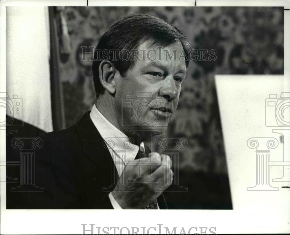 1989 Press Photo Cleveland Mayor George Voinovich discuss City Attempt issue - Historic Images