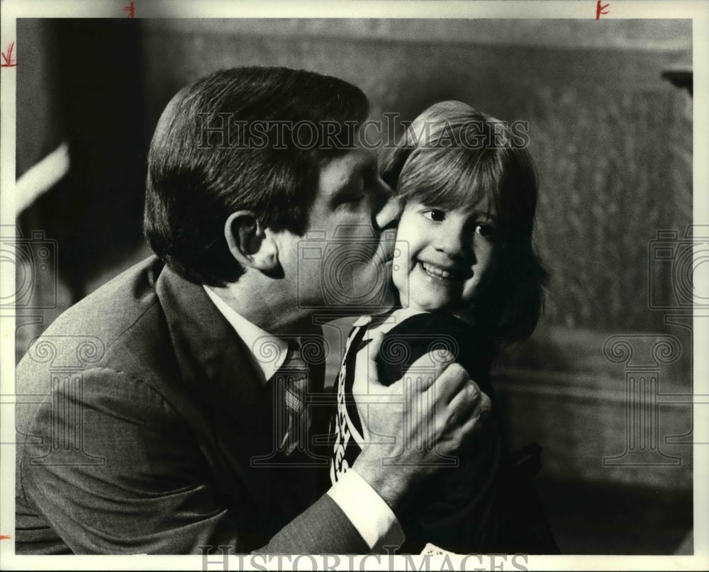 1980 Press Photo Cleveland Mayor George Voinovich with Betsy Burch - Historic Images