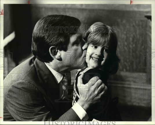 1980 Press Photo Cleveland Mayor George Voinovich with Betsy Burch - Historic Images