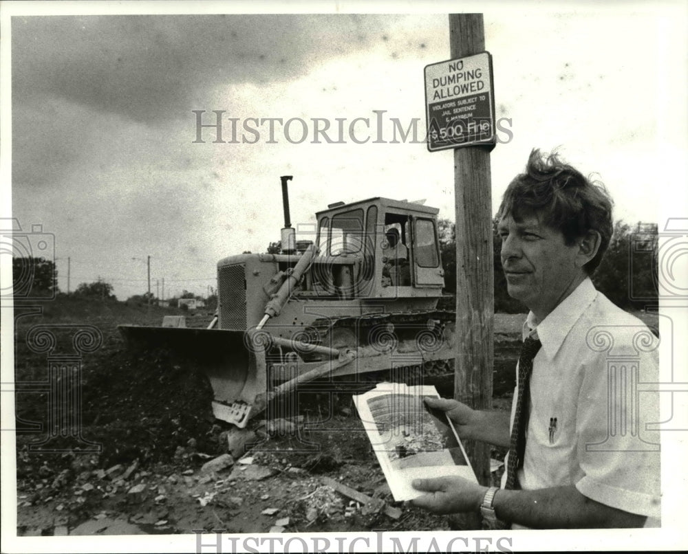1982 Press Photo Mayor George Voivonich inspects dump site - Historic Images