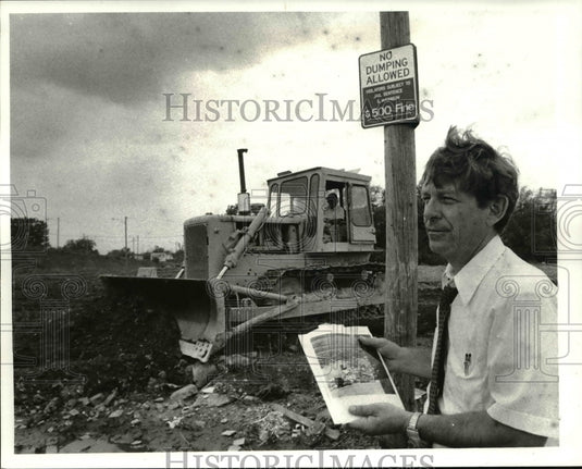 1982 Press Photo Mayor George Voivonich inspects dump site - Historic Images