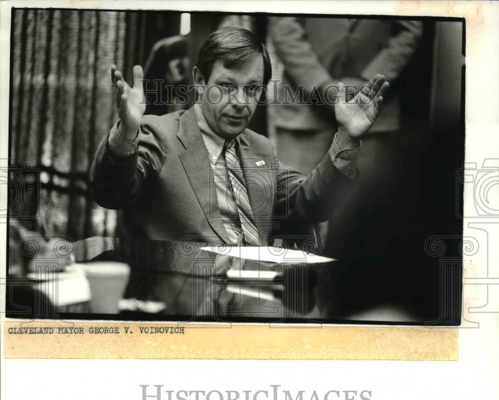 1981 Press Photo Mayor George Voivonich with the K Mart protest meeting - Historic Images