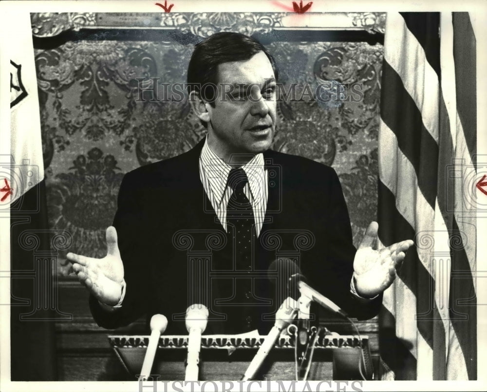 1981 Press Photo Mayor George Voivonich press conference - Historic Images