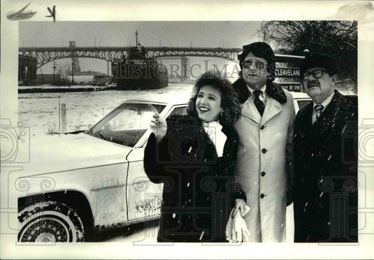 1985 Press Photo Diann Scaravilli visits the VIPs, nat Hendricks and E. Ortner - Historic Images