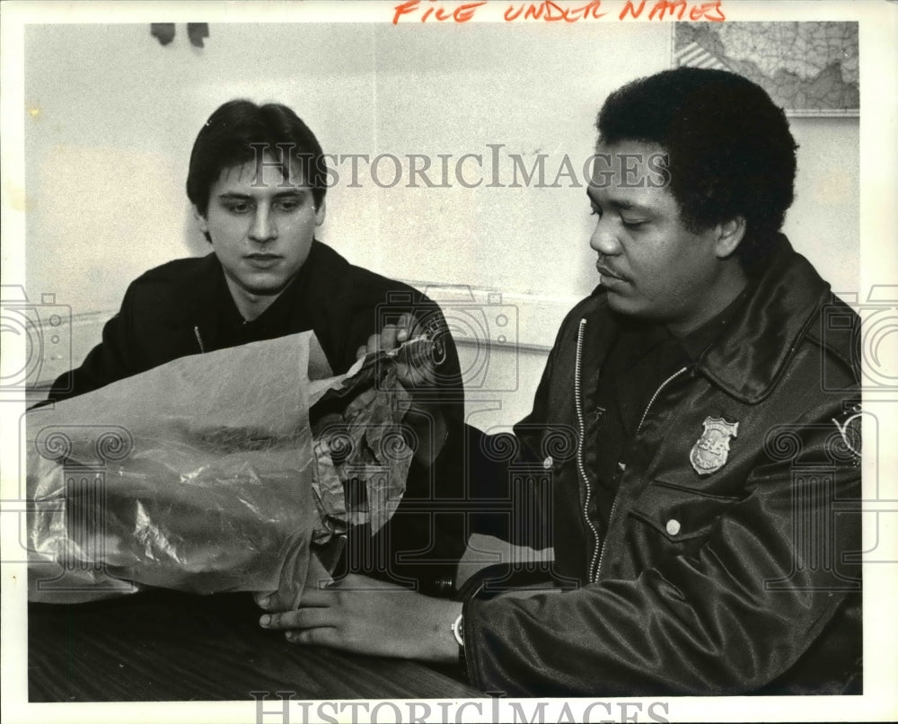 1981 Press Photo Patrolman James Gajowski and Clarence A. Ware - Historic Images