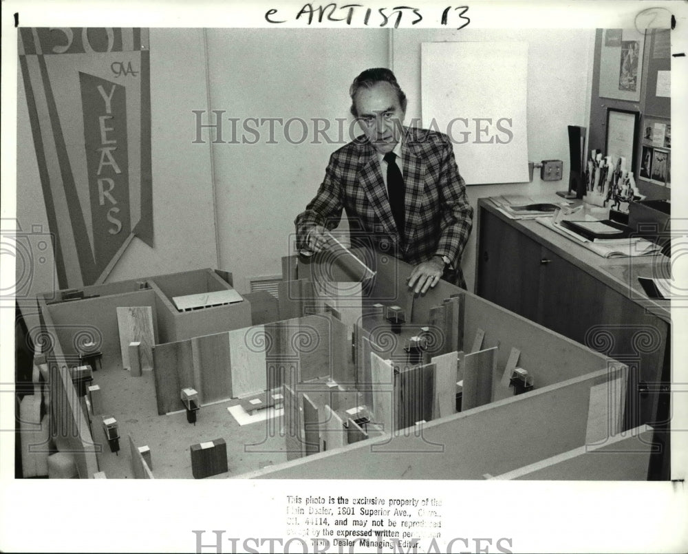 1988 Press Photo William E. Ward at the classical bronze show at the art museum - Historic Images