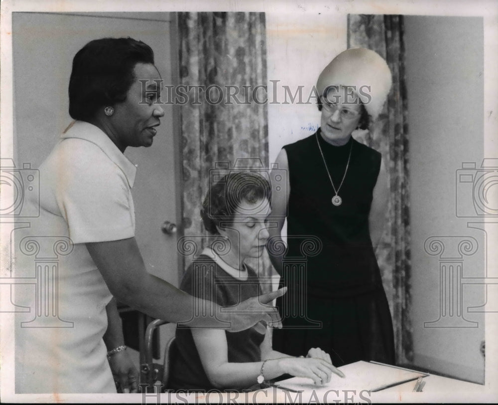 1970, Mrs. Kenneth Slater, Mrs. Fred Fendley and Mrs. Warren Kelley - Historic Images