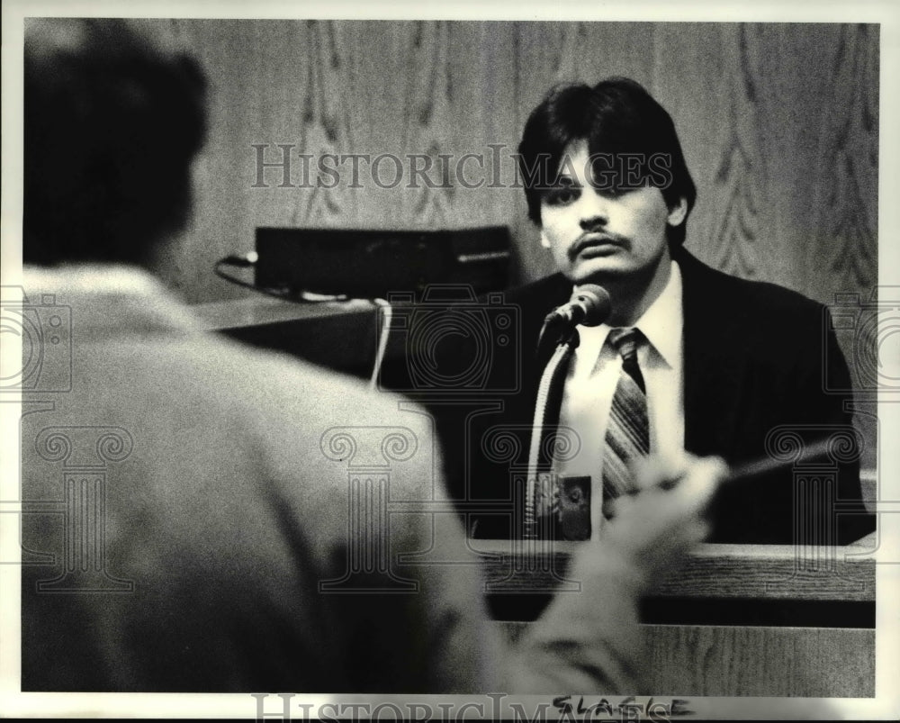 1988 Press Photo Prosecutor William Caine with the defendant Billy Slagle - Historic Images