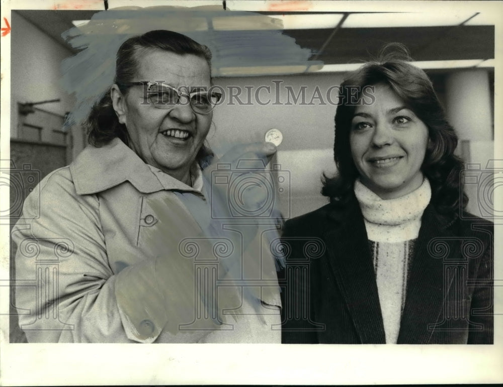 1981 Press Photo Olga Toczek won the Linndale Village election with Lilian Wilke - Historic Images