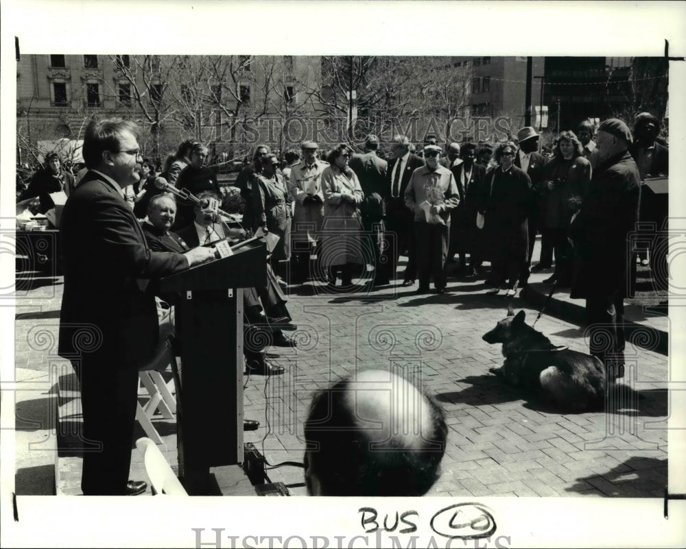 1990 Press Photo General Manager Ron Tober unveiled part one of transit 2010-Historic Images