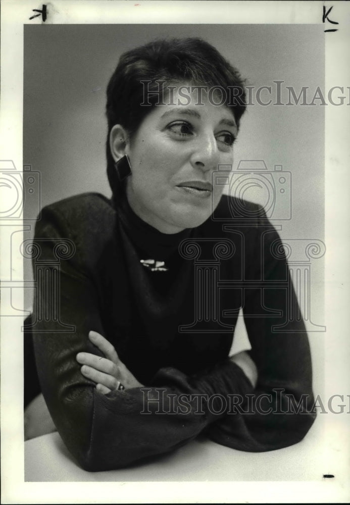 1984 Press Photo Gayle Waxman Sitting At Table With Arms Crossed - cva45595-Historic Images