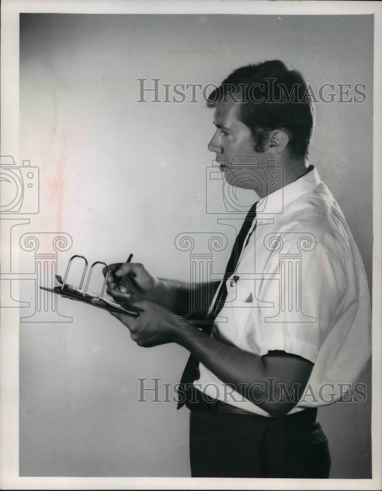 1968 Press Photo Ned Whelen takes Wallace Poll - cva45628-Historic Images