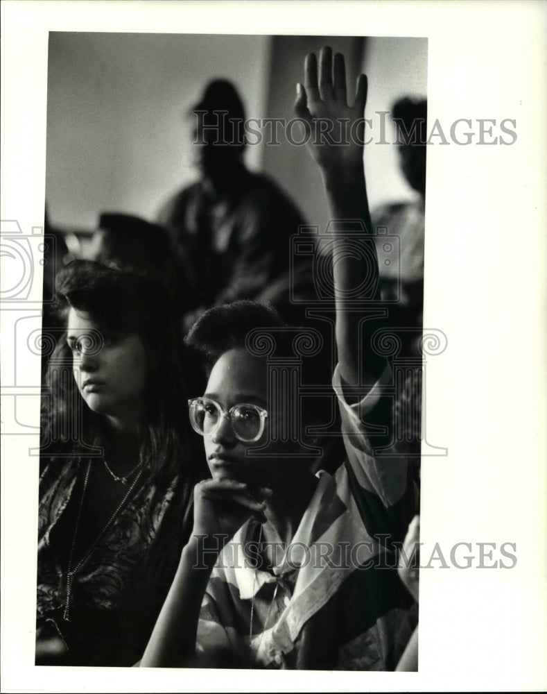 1990 Press Photo Richell Stephens question for South African dance and singer - Historic Images