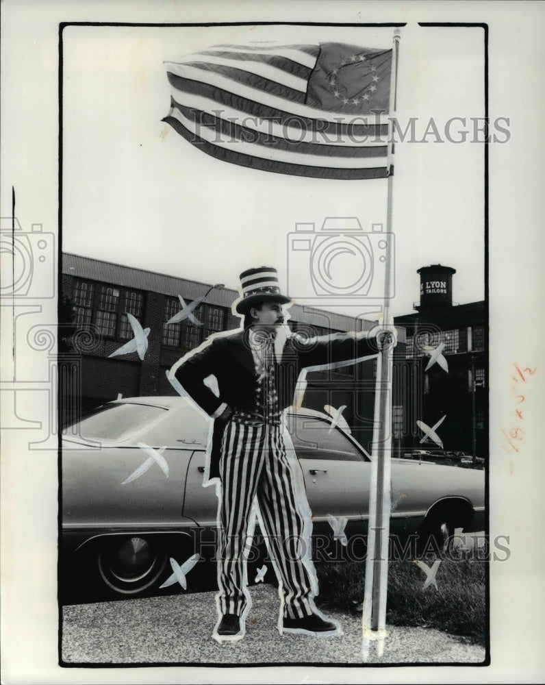 1976 Press Photo Peter Linn in the Uncle Sam's costume - Historic Images