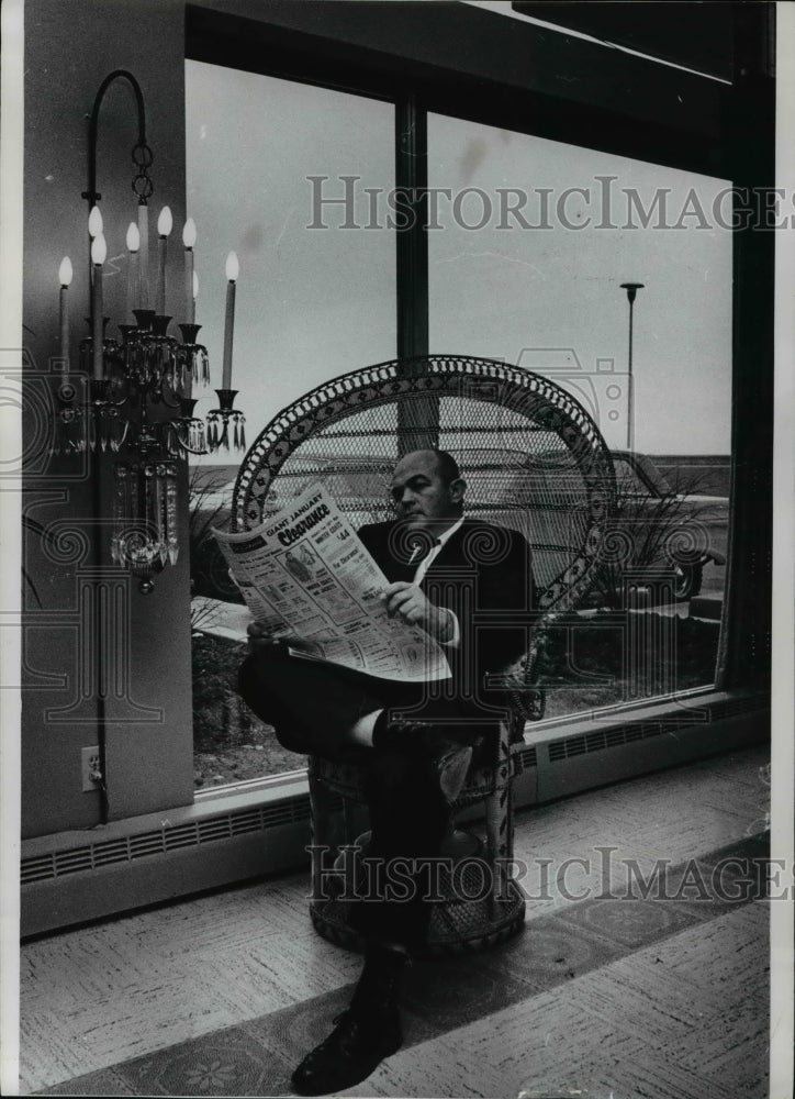 1966 Press Photo Robert Bob Tidyman in solarium at Twelve Thousand Lake Road - Historic Images