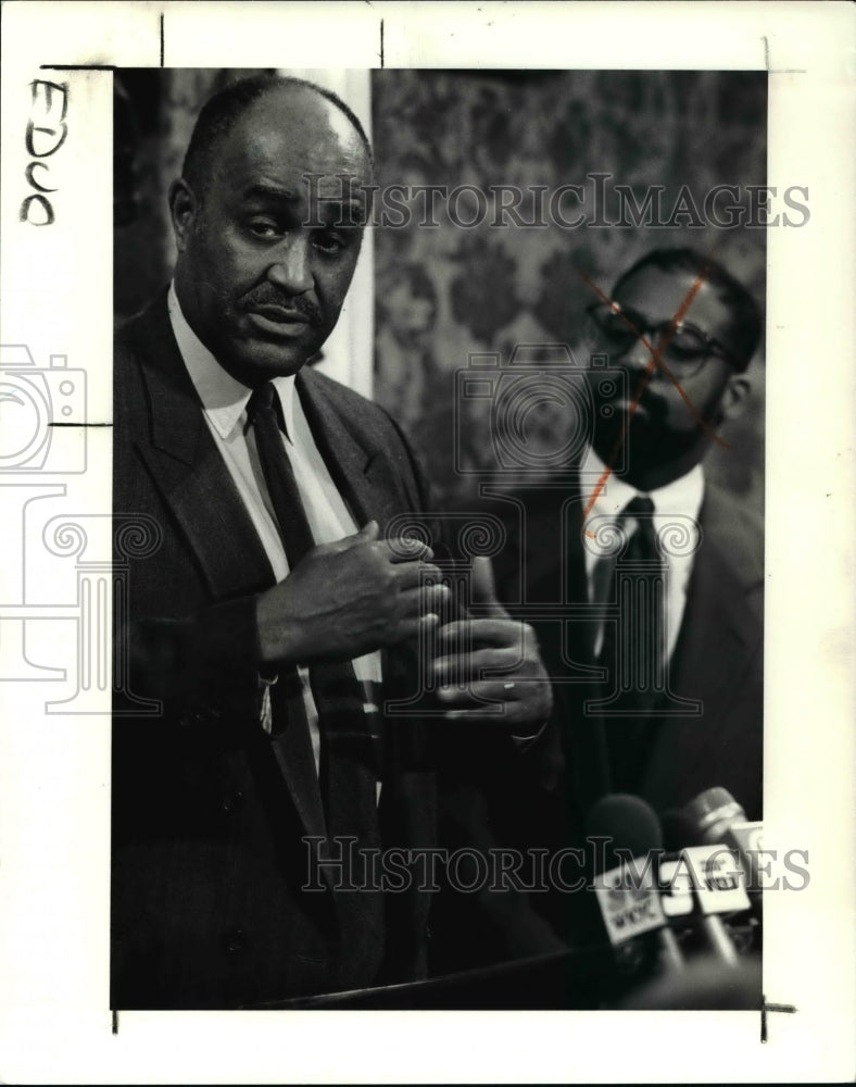 1990 Press Photo Stanley Tolliver School Board Members during press conference - Historic Images