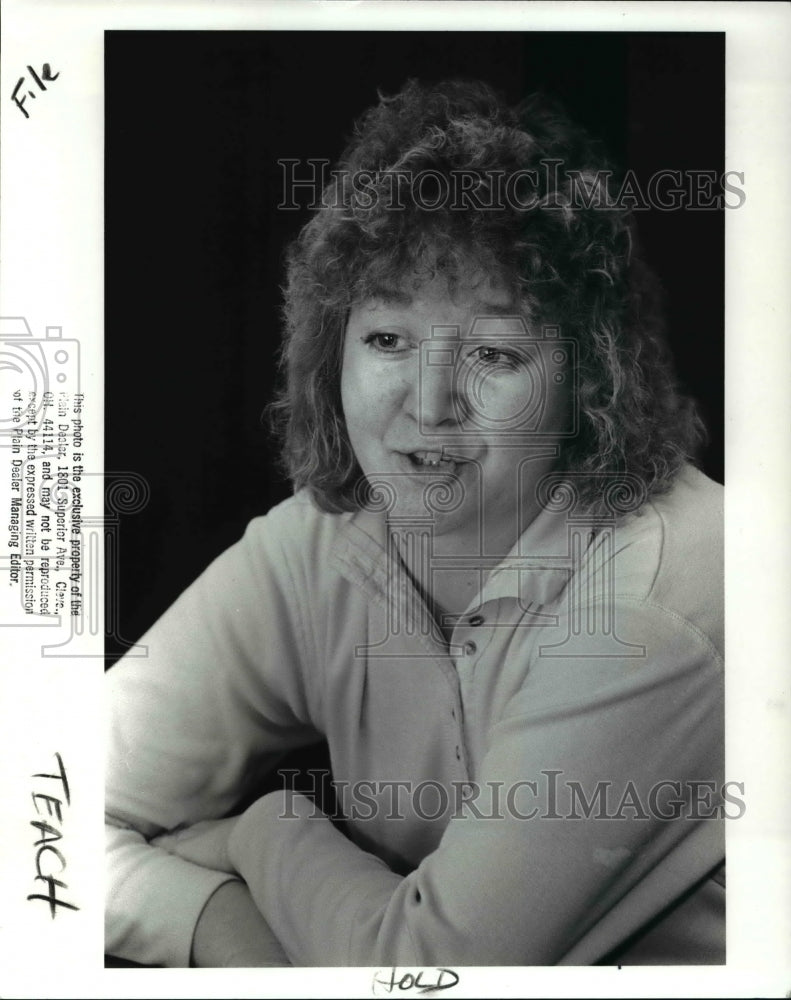 1989 Press Photo Dawn Tolchincky talks about the death of Gary W Baker-Historic Images