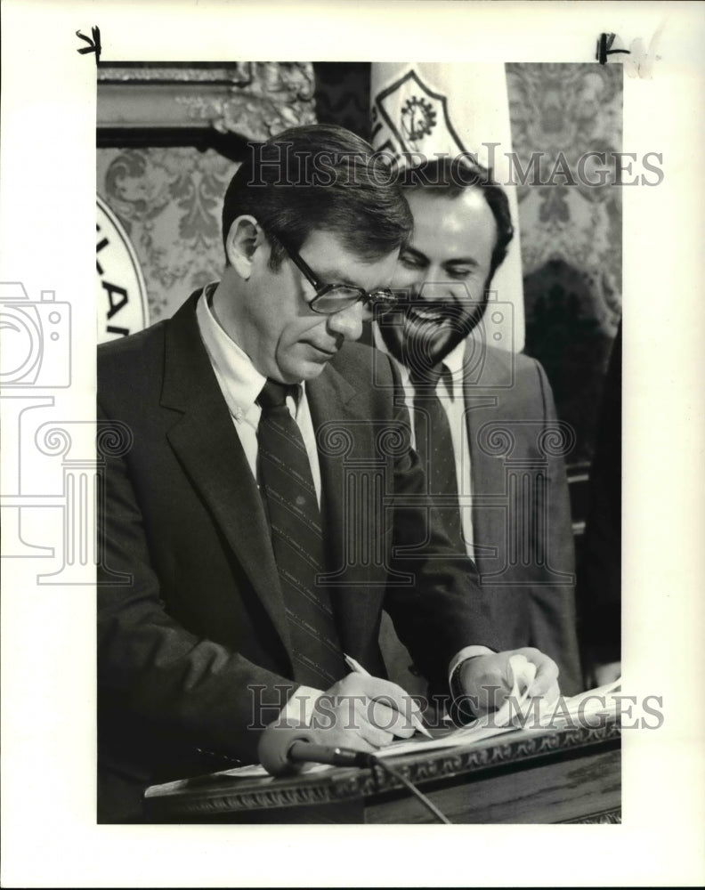 1984 Press Photo Mayor George V. Voinovich with Luis Martinez, moderator of prog - Historic Images