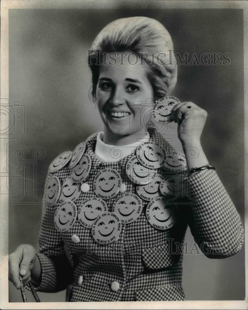 1971 Mrs. Leslie Spisak Shows One Of The Buttons Look Of Love - Historic Images