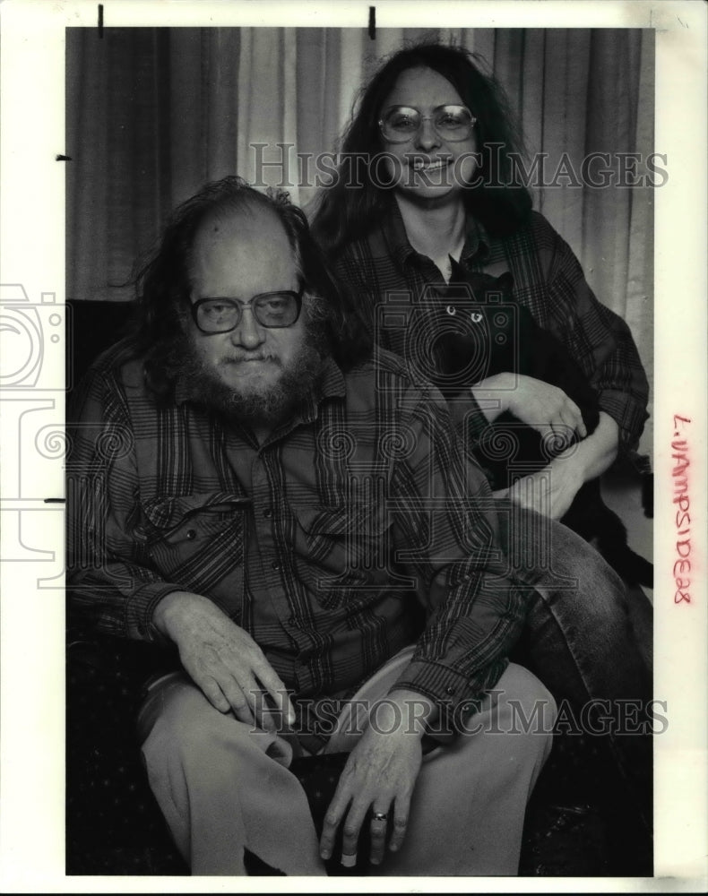 1991 Press Photo Page Stephens and Penny O&#39; Connor with one of their cats-Historic Images