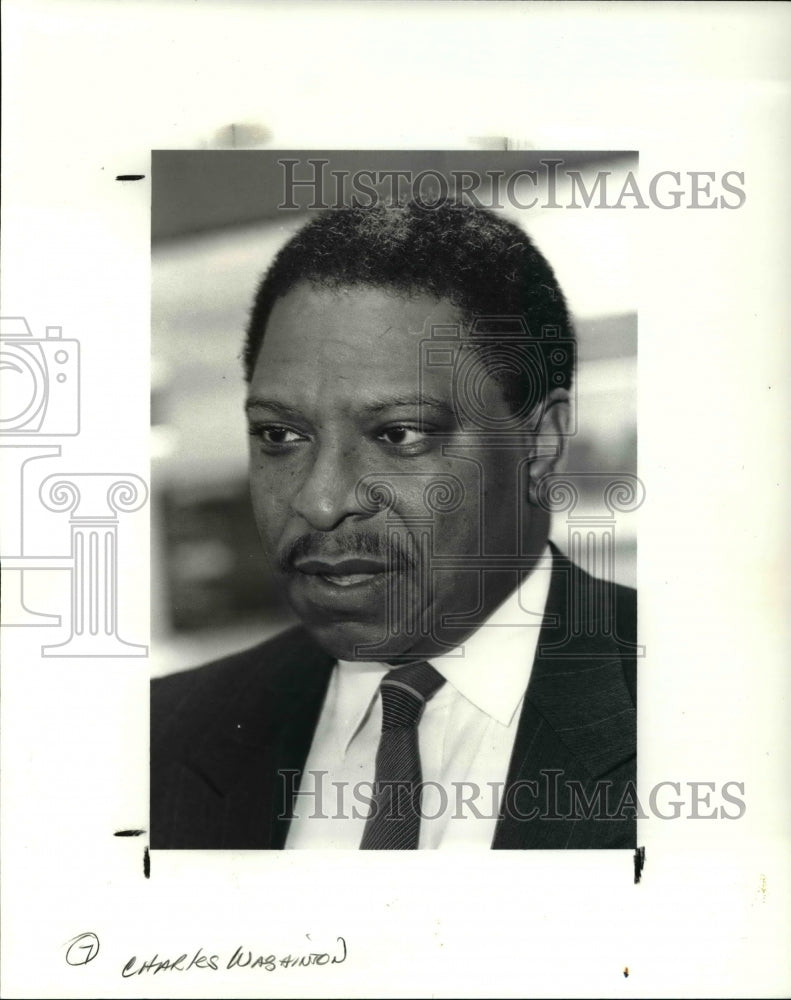 1988 Press Photo Airtraveller Charles Washington - cva45979-Historic Images