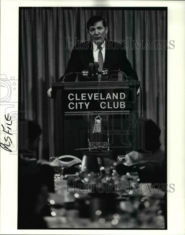 1990 Press Photo Frank Tasco Speaks At Drugs In The Workplace At City Club - Historic Images