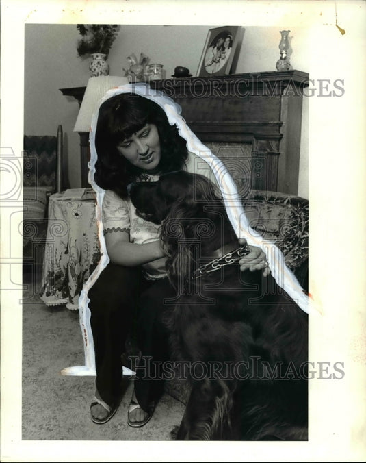 1960 Press Photo Virgina Zybura With Her Dog In Her Home - Historic Images