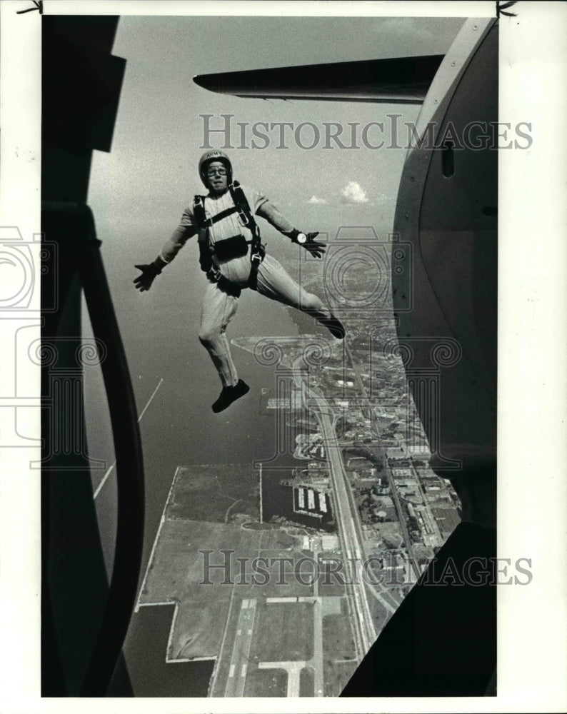 1986 Press Photo A Member Of Armys Golden Knights Jumps Out Of A King Air-Historic Images