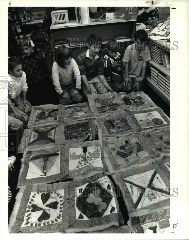 1990 Press Photo Jonathan Lang Adds Patch To The Rest Of The Quilt - cva46364 - Historic Images