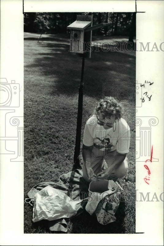 1991 Press Photo Paula VanNatta Bands the Birds At Holden Arboretums - Historic Images