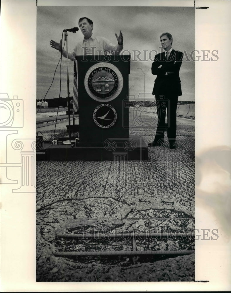 1991 Press Photo Gov George Voinovich talks about highway construction projects - Historic Images