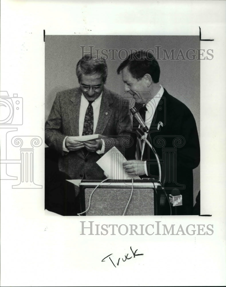 1991 Press Photo Ohio Governor George Voinovich Presents Check To Ferris Anthony - Historic Images