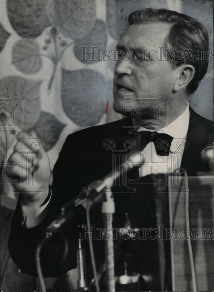 1970 Press Photo Charles Vanik During Debate At City Club - cva46697 - Historic Images