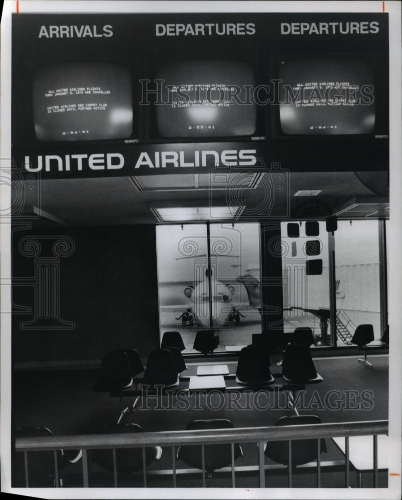 1975 Press Photo Waiting Plane & Empty Seats At Gate 44 - Historic Images
