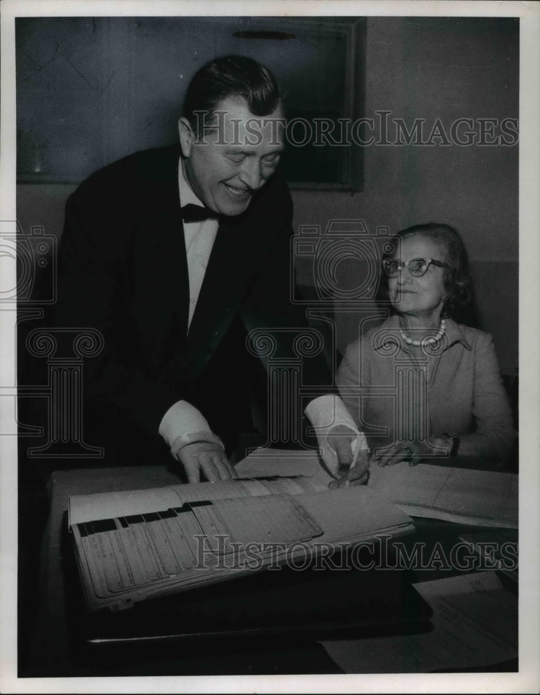 1967 Congressman Charles Vanik Voting At Precinct N - Historic Images