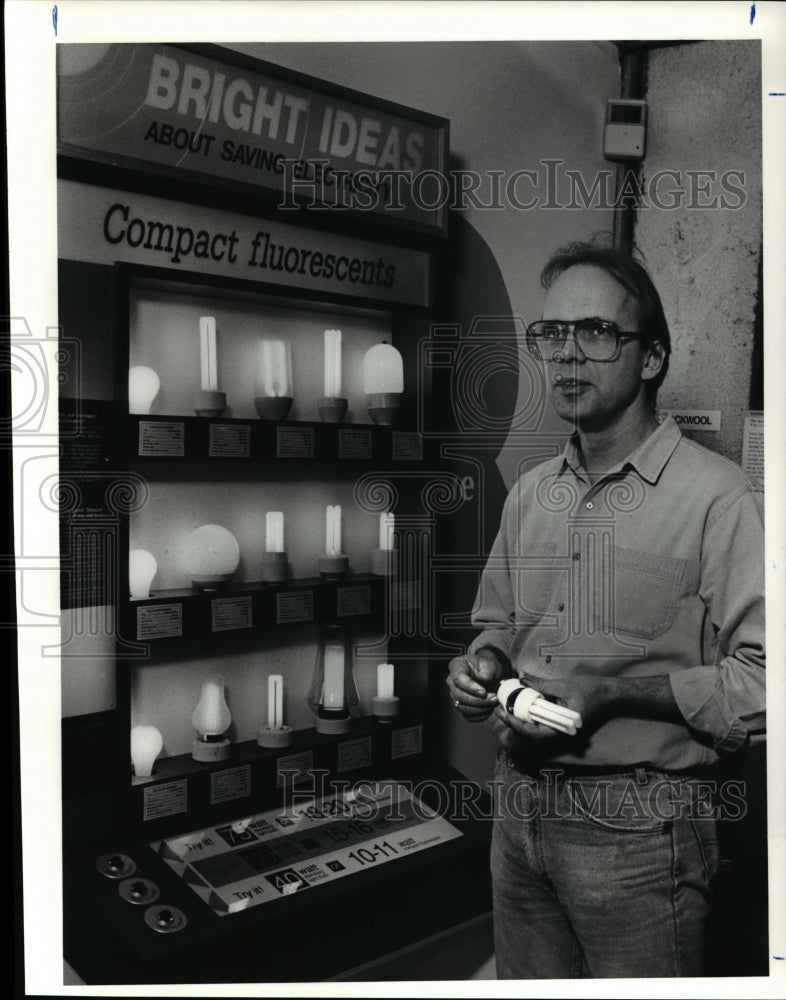 1991 Press Photo Al Wasco Of Housing Resource Center - cva46787-Historic Images