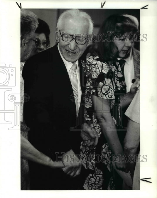 1986 Press Photo Mike Vidmar Works Way Through Large Crowd - cva46795-Historic Images