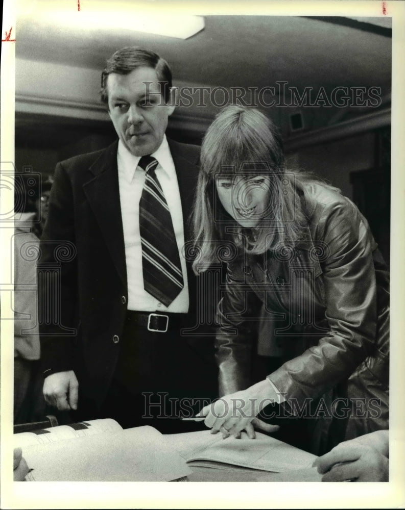 1979 Press Photo George &amp; Janet Voinovich Sign In To Vote - Historic Images