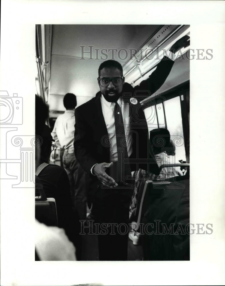 1989 Press Photo Mayoral Candidate Michael White Campaigns On RTA Bus - Historic Images