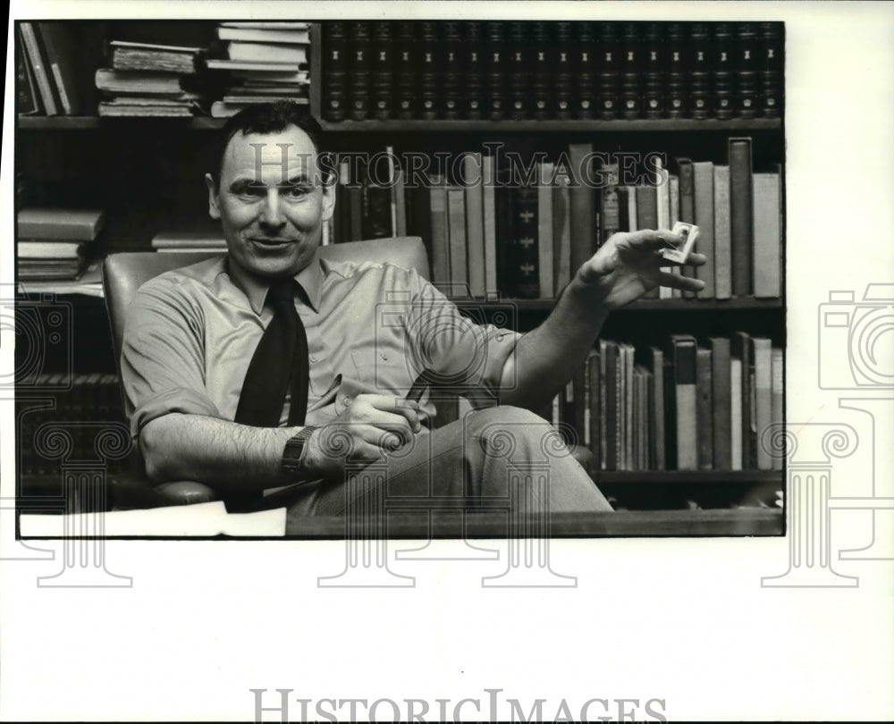 1982 Press Photo John T. Zubal, owner of internationally-known book shop on W 25-Historic Images