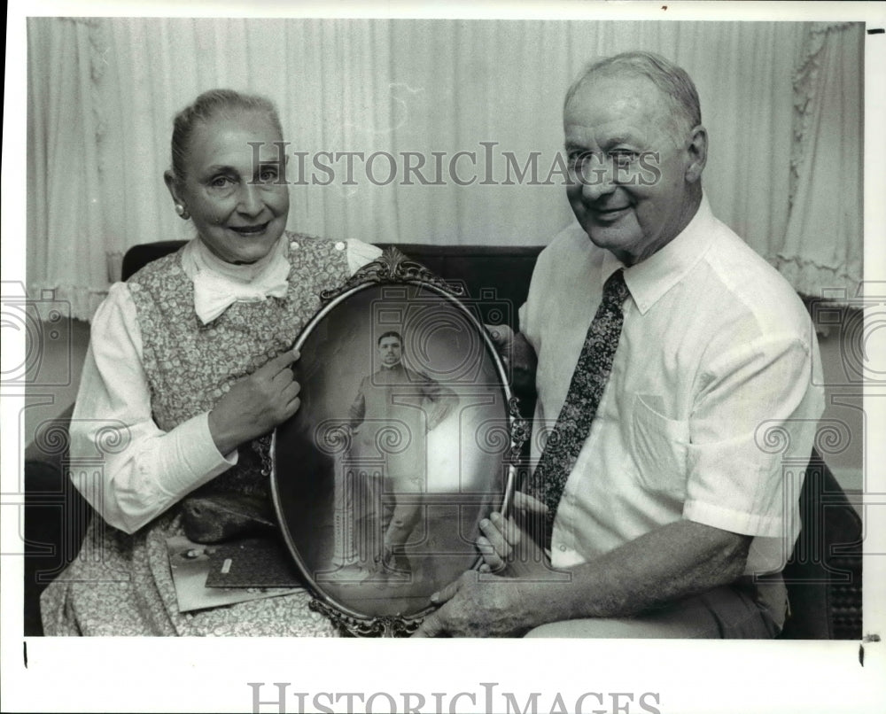 1989 Press Photo Angelica & Stanley Zylowski & photo of her father Luigi Rozzi - Historic Images