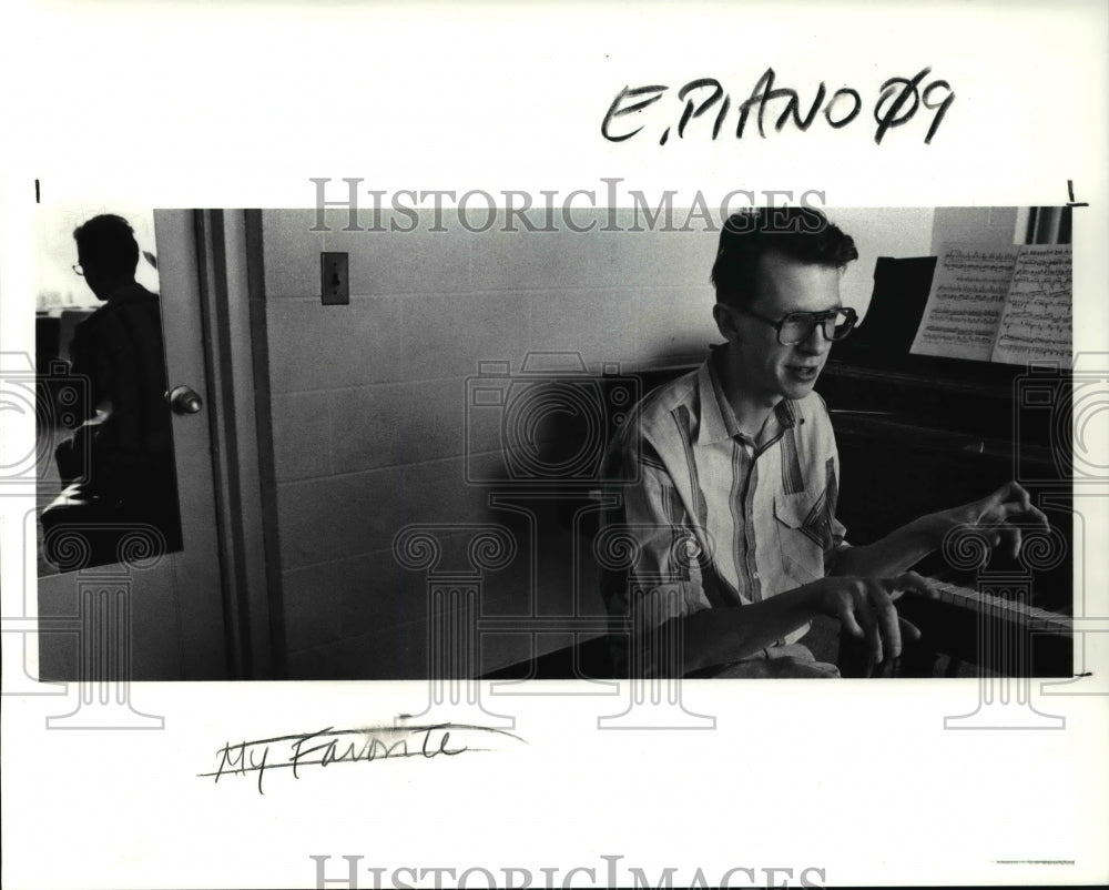 1991 Press Photo Yuris ZvikovsRobert in Cleveland for Cas Piano Competition-Historic Images