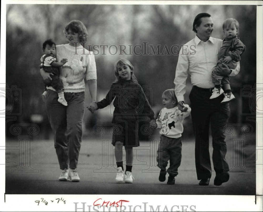 1991 Press Photo Linda & Tom Chasteen with Adopted Children - Historic Images