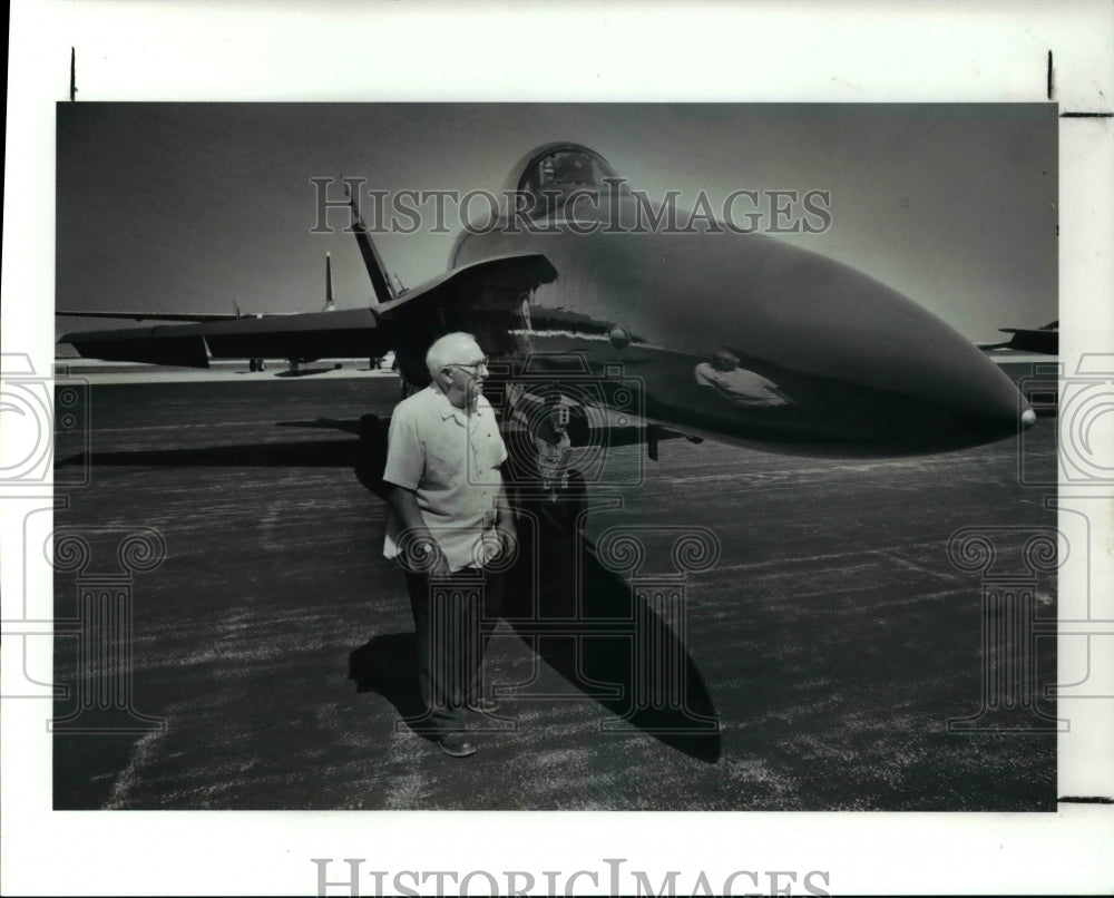 1990 Press Photo Harry Berschig looking at one of US Navy Blue Angels - Historic Images