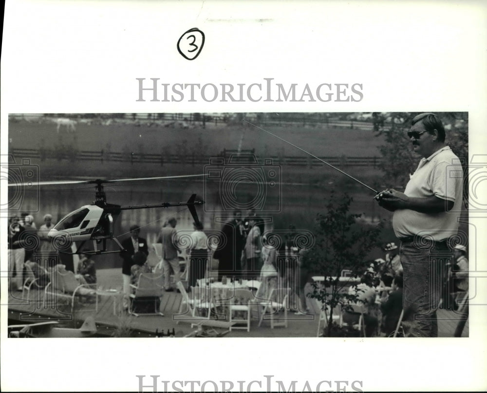 1990 Press Photo George Hudson flies his MP Legend remote control helicopter - Historic Images